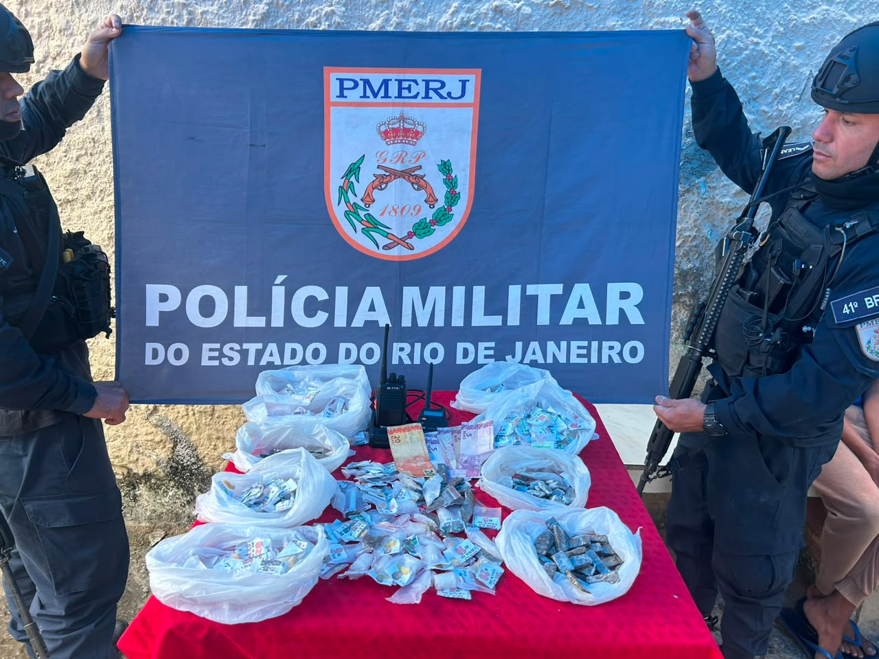 Disque Denúncia ajuda 41°BPM a apreender drogas e rádios transmissores em Parque Anchieta